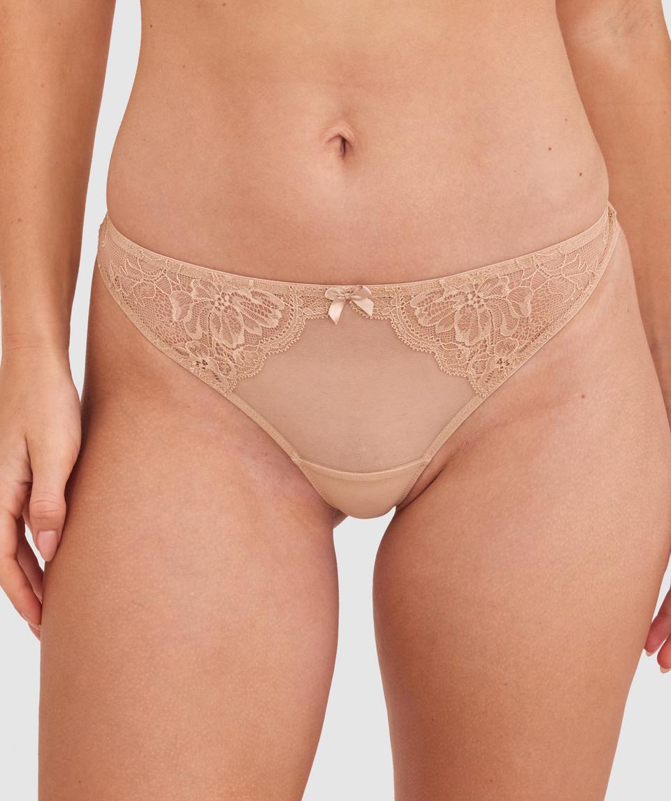 Sianie  wears a size 10 B/C bra and size 10 underwear. She is 175cm tall and has measurements of 85cm bust a 66cm waist and 93cm hips.