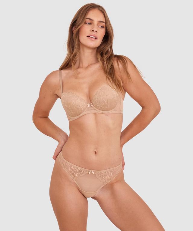 Sianie  wears a size 10 B/C bra and size 10 underwear. She is 175cm tall and has measurements of 85cm bust a 66cm waist and 93cm hips.