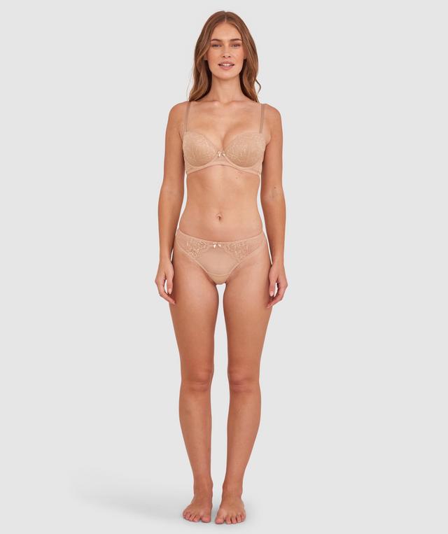 Sianie  wears a size 10 B/C bra and size 10 underwear. She is 175cm tall and has measurements of 85cm bust a 66cm waist and 93cm hips.