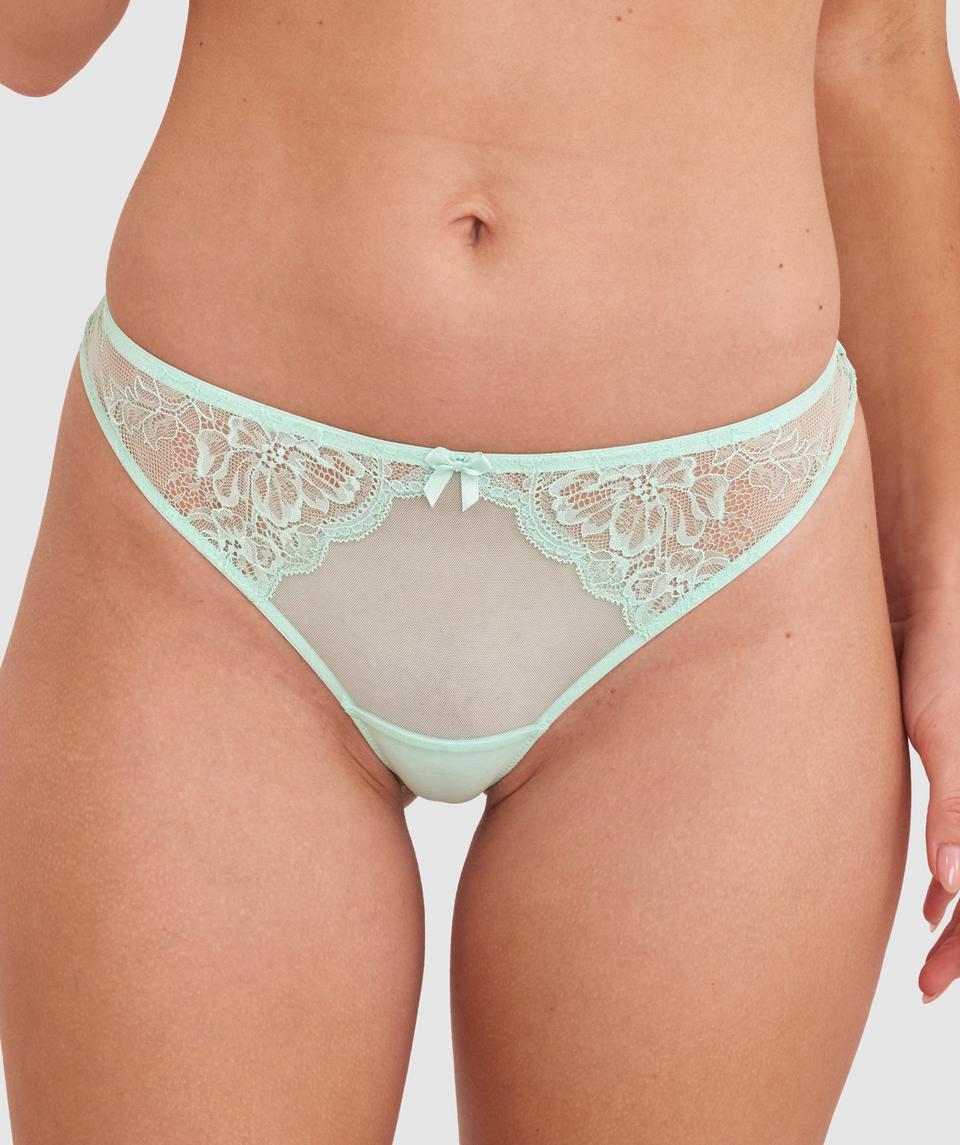 Sianie wears a size 10 B/C bra and size 10 underwear. She is 175cm tall and has measurements of 85cm bust a 66cm waist and 93cm hips.
