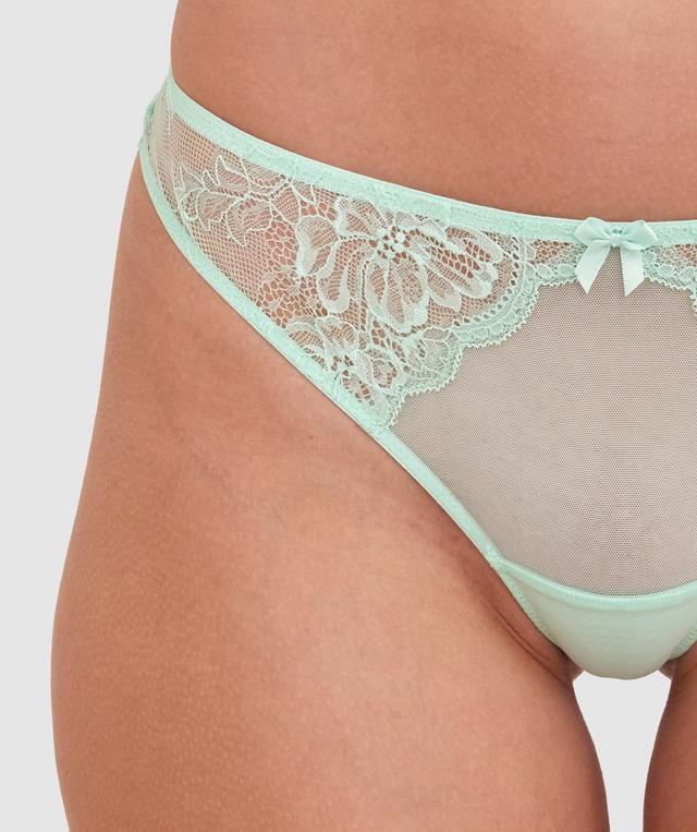 Sianie wears a size 10 B/C bra and size 10 underwear. She is 175cm tall and has measurements of 85cm bust a 66cm waist and 93cm hips.