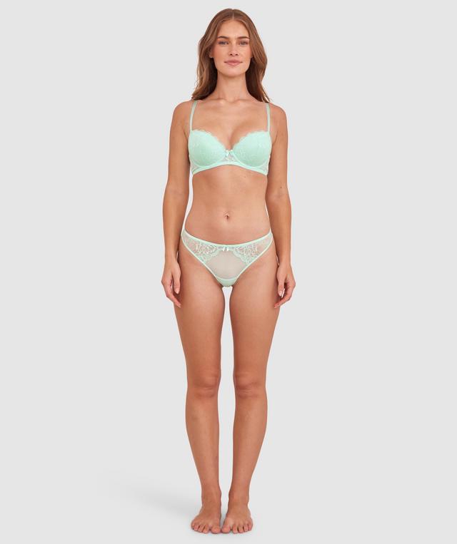 Sianie wears a size 10 B/C bra and size 10 underwear. She is 175cm tall and has measurements of 85cm bust a 66cm waist and 93cm hips.