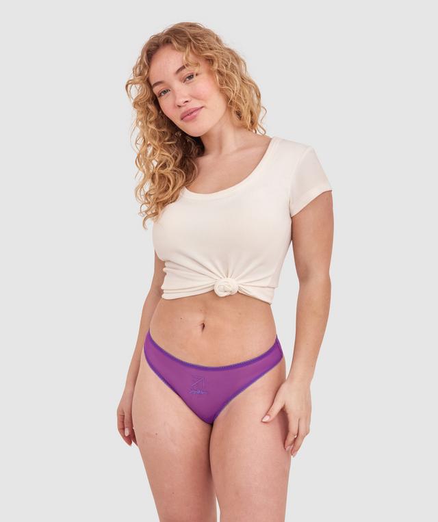 Tay G wears a size 12DD bra and size 12 underwear. She is 161cm tall and has measurements of 92cm bust a 71cm waist and 101cm hips.