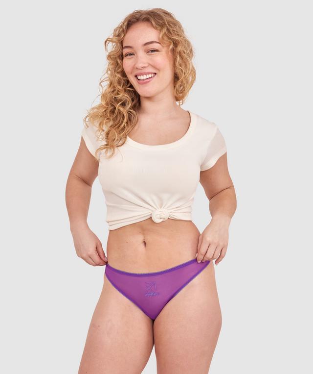 Tay G wears a size 12DD bra and size 12 underwear. She is 161cm tall and has measurements of 92cm bust a 71cm waist and 101cm hips.