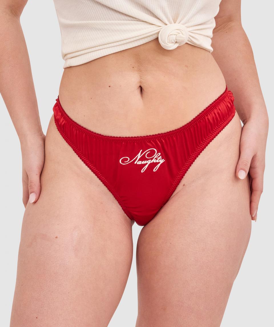 Tay G wears a size 12DD bra and size 12 underwear. She is 161cm tall and has measurements of 92cm bust a 71cm waist and 101cm hips.