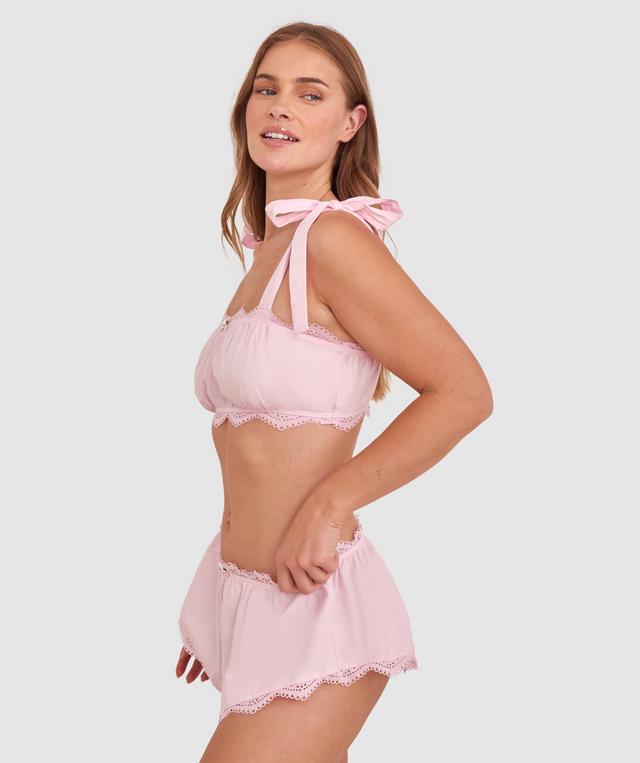 Sianie  wears a size 10 B/C bra and size 10 underwear. She is 175cm tall and has measurements of 85cm bust a 66cm waist and 93cm hips.