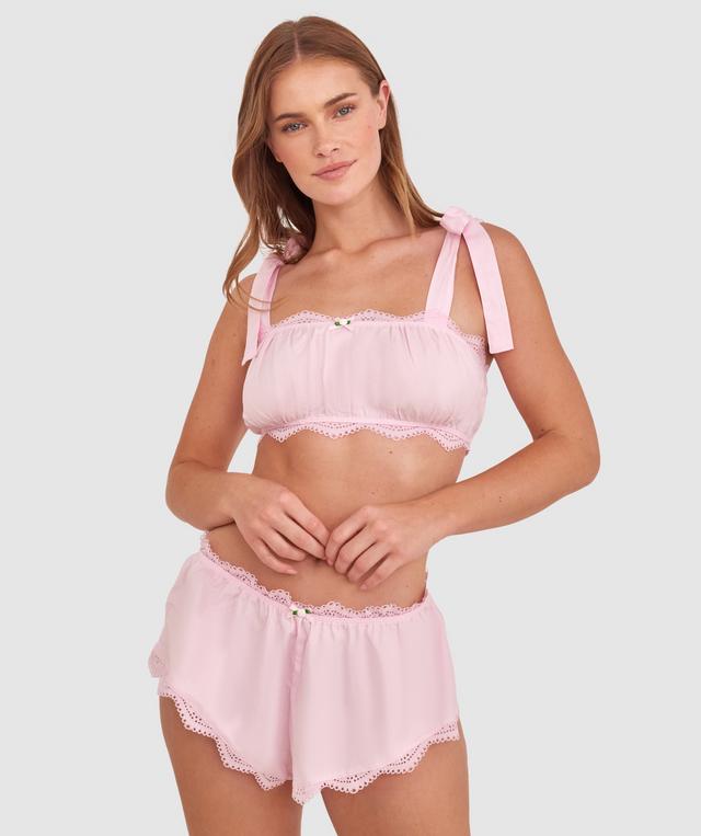 Sianie  wears a size 10 B/C bra and size 10 underwear. She is 175cm tall and has measurements of 85cm bust a 66cm waist and 93cm hips.