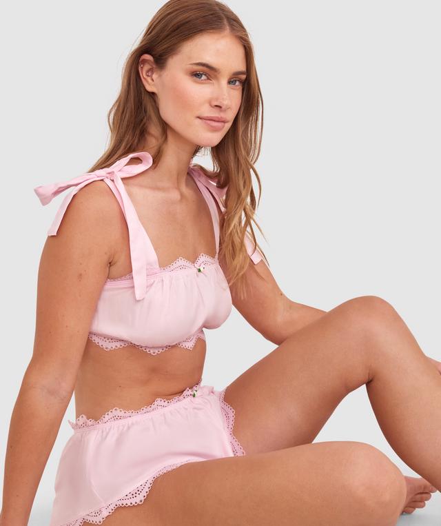 Sianie  wears a size 10 B/C bra and size 10 underwear. She is 175cm tall and has measurements of 85cm bust a 66cm waist and 93cm hips.
