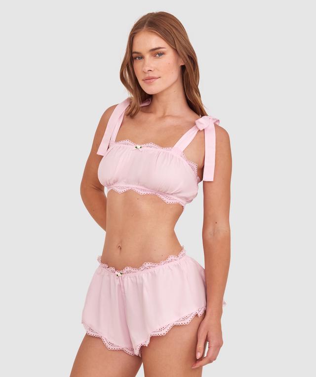 Sianie  wears a size 10 B/C bra and size 10 underwear. She is 175cm tall and has measurements of 85cm bust a 66cm waist and 93cm hips.