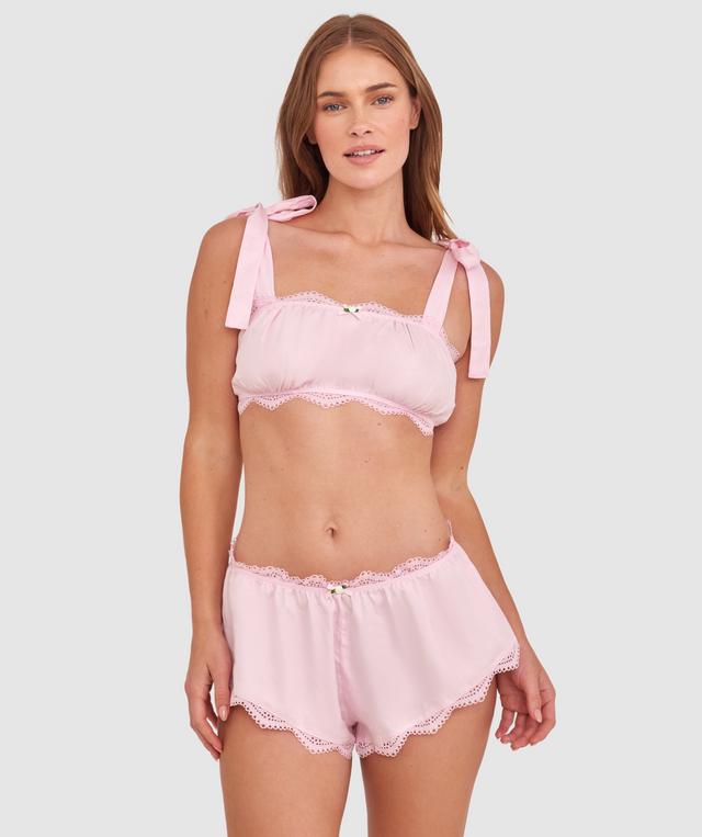 Sianie  wears a size 10 B/C bra and size 10 underwear. She is 175cm tall and has measurements of 85cm bust a 66cm waist and 93cm hips.