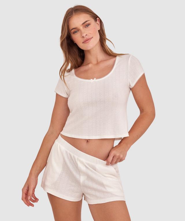 Sianie wears a size 10 B/C bra and size 10 underwear. She is 175cm tall and has measurements of 85cm bust a 66cm waist and 93cm hips.