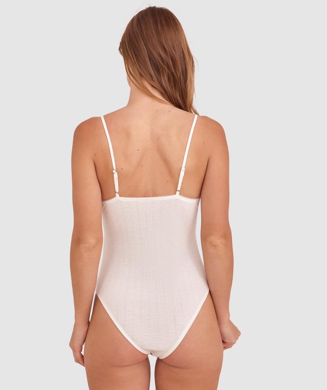 Sianie wears a size 10 B/C bra and size 10 underwear. She is 175cm tall and has measurements of 85cm bust a 66cm waist and 93cm hips.