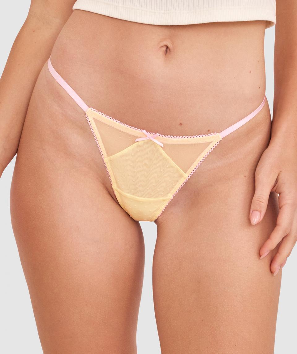 Sianie wears a size 10 B/C bra and size 10 underwear. She is 175cm tall and has measurements of 85cm bust a 66cm waist and 93cm hips.