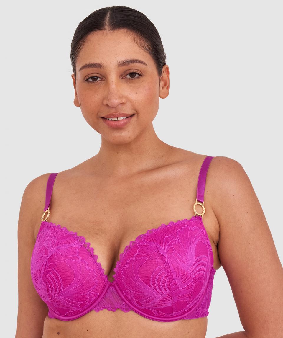 Terri-Leigh wears a size 12DD and size 12 underwear. She is a size 12 Is 177cm tall with a 98cm bust and 79cm waist and 79cm hips.