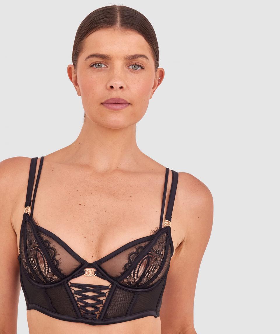 Kris wears a size 10C bra and size 10 underwear. She is 181cm tall and has measurements of 84cm bust a 66cm waist and 99cm hips.