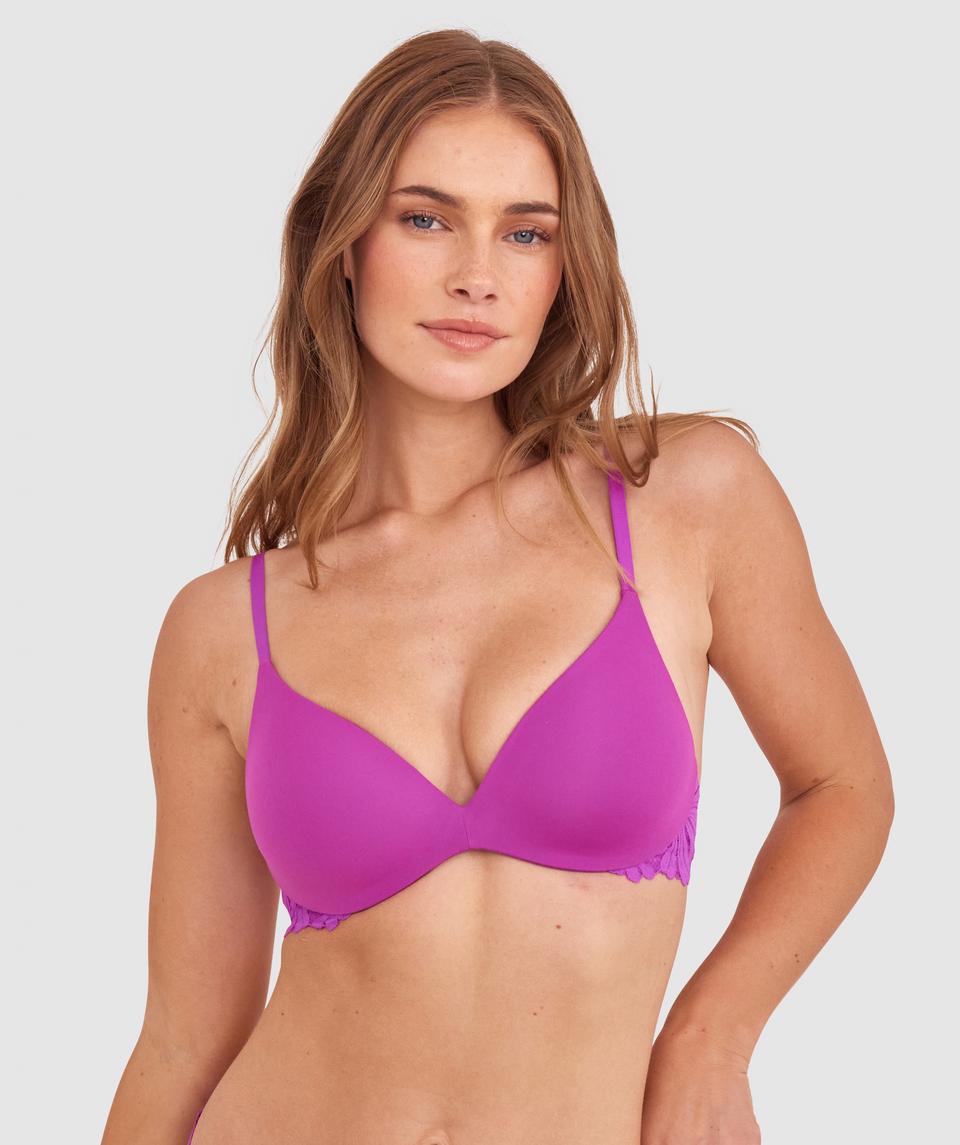 Sianie  wears a size 10 B/C bra and size 10 underwear. She is 175cm tall and has measurements of 85cm bust a 66cm waist and 93cm hips.