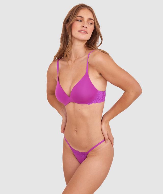 Sianie  wears a size 10 B/C bra and size 10 underwear. She is 175cm tall and has measurements of 85cm bust a 66cm waist and 93cm hips.