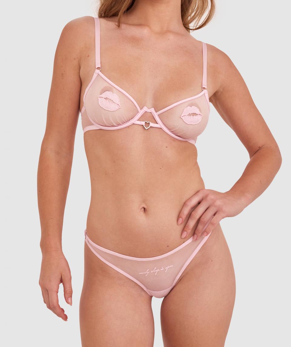 Sianie  wears a size 10 B/C bra and size 10 underwear. She is 175cm tall and has measurements of 85cm bust a 66cm waist and 93cm hips.