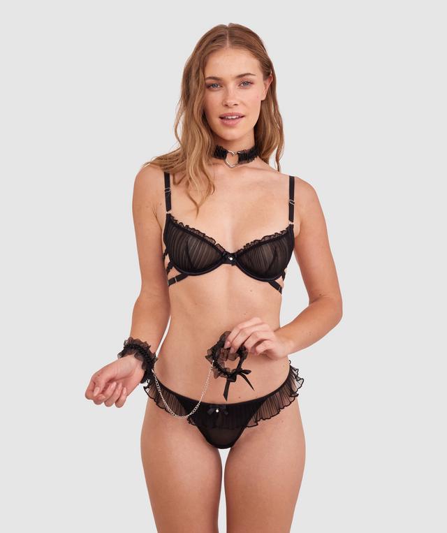 Sianie wears a size 10 B/C bra and size 10 underwear. She is 175cm tall and has measurements of 85cm bust a 66cm waist and 93cm hips.