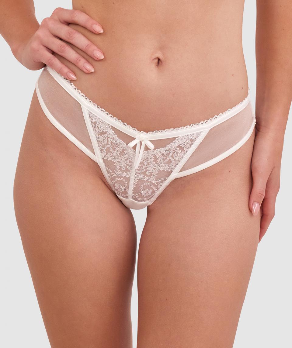 Sianie  wears a size 10 B/C bra and size 10 underwear. She is 175cm tall and has measurements of 85cm bust a 66cm waist and 93cm hips.