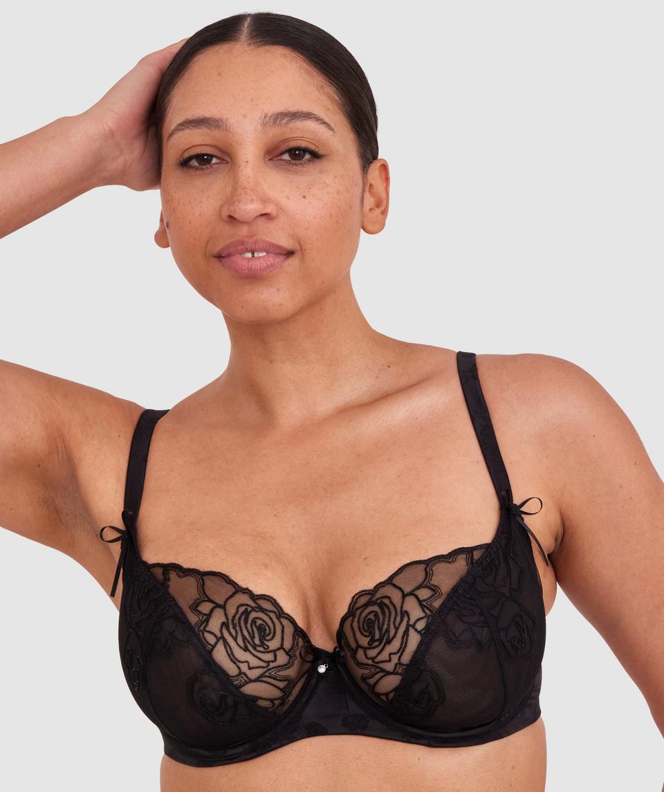 Terri-Leigh wears a size 12DD and size 12 underwear. She is a size 12 Is 177cm tall with a 98cm bust and 79cm waist and 79cm hips.
