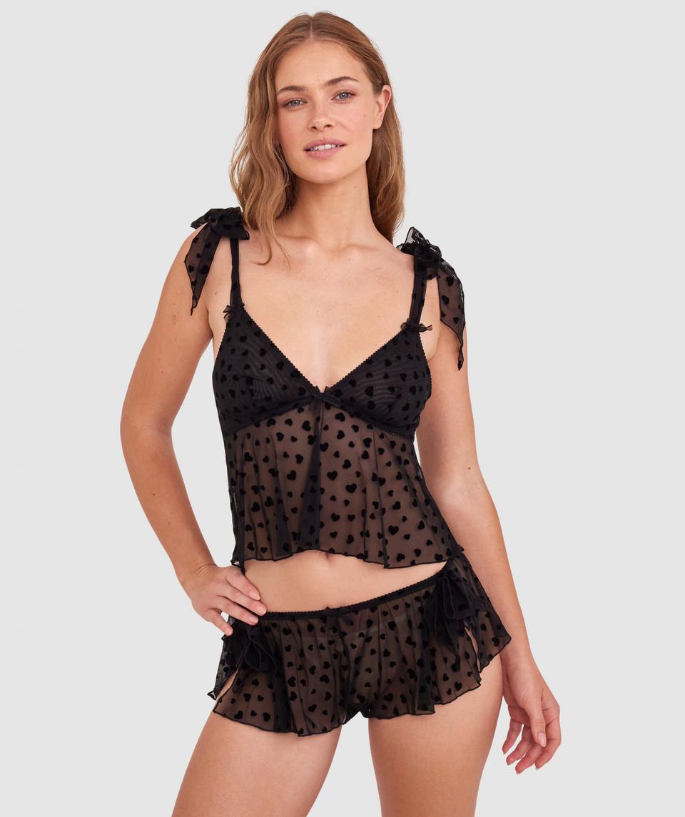 Sianie wears a size 10 B/C bra and size 10 underwear. She is 175cm tall and has measurements of 85cm bust a 66cm waist and 93cm hips.