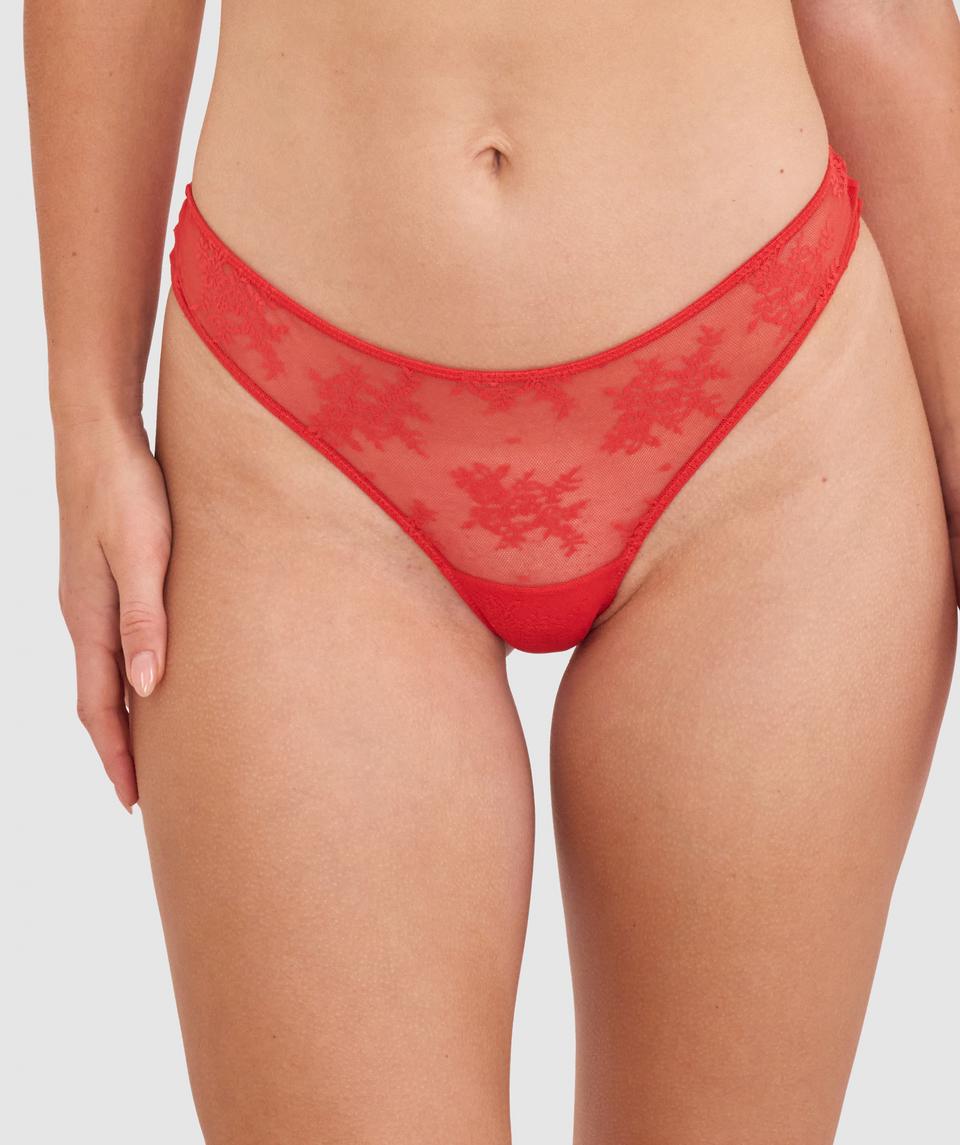 Sianie wears a size 10 B/C bra and size 10 underwear. She is 175cm tall and has measurements of 85cm bust a 66cm waist and 93cm hips.