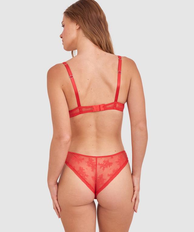 Sianie wears a size 10 B/C bra and size 10 underwear. She is 175cm tall and has measurements of 85cm bust a 66cm waist and 93cm hips.