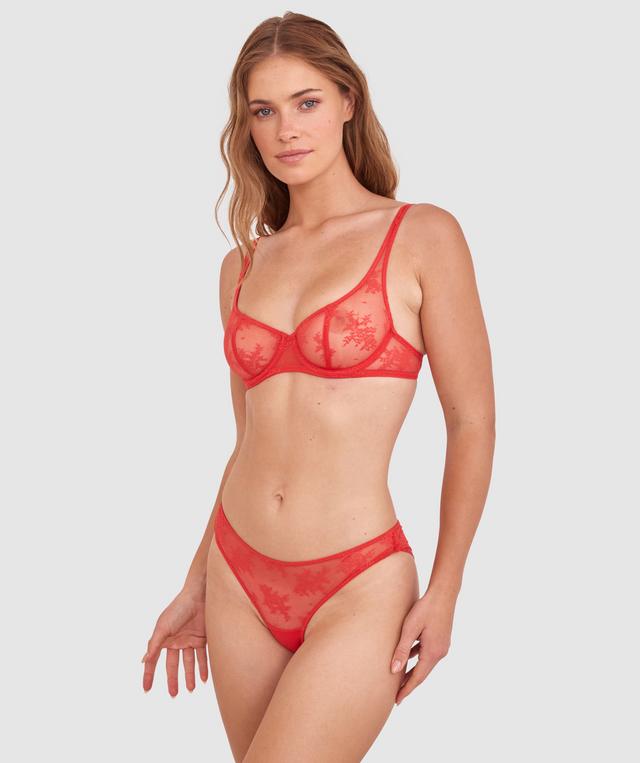 Sianie wears a size 10 B/C bra and size 10 underwear. She is 175cm tall and has measurements of 85cm bust a 66cm waist and 93cm hips.
