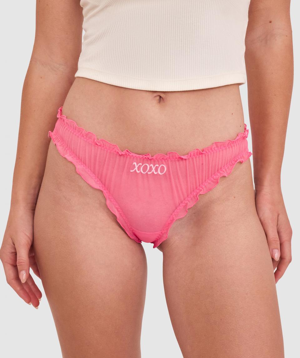 Sianie wears a size 10 B/C bra and size 10 underwear. She is 175cm tall and has measurements of 85cm bust a 66cm waist and 93cm hips.
