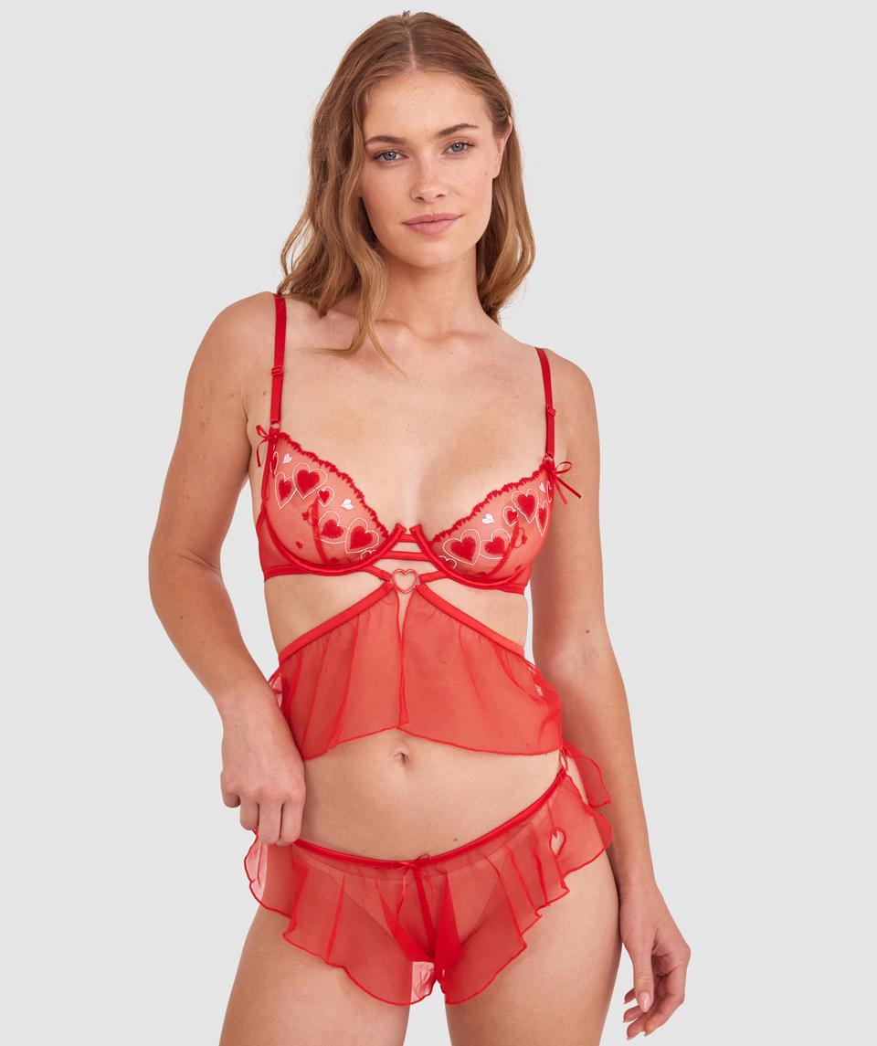 Sianie wears a size 10 B/C bra and size 10 underwear. She is 175cm tall and has measurements of 85cm bust a 66cm waist and 93cm hips.