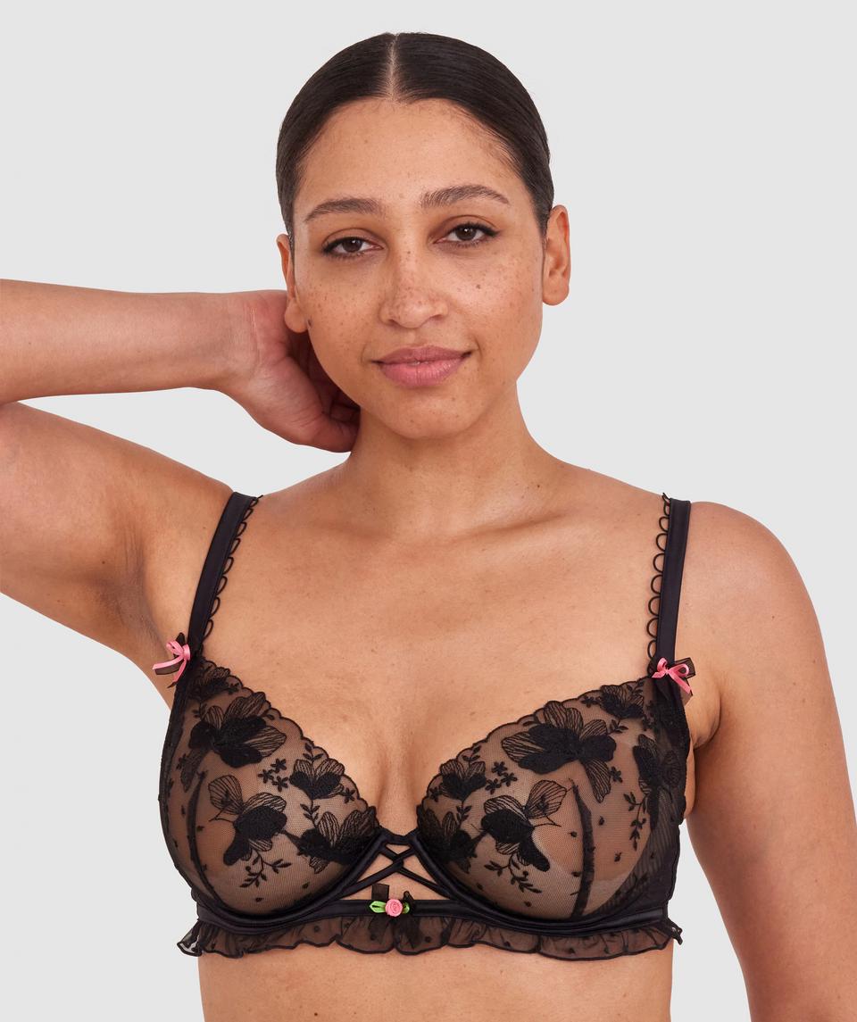 Terri-Leigh wears a size 12DD and size 12 underwear. She is a size 12 Is 177cm tall with a 98cm bust and 79cm waist and 79cm hips.