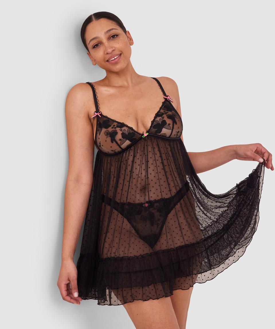 Terri-Leigh wears a size 12DD and size 12 underwear. She is a size 12 Is 177cm tall with a 98cm bust and 79cm waist and 79cm hips.