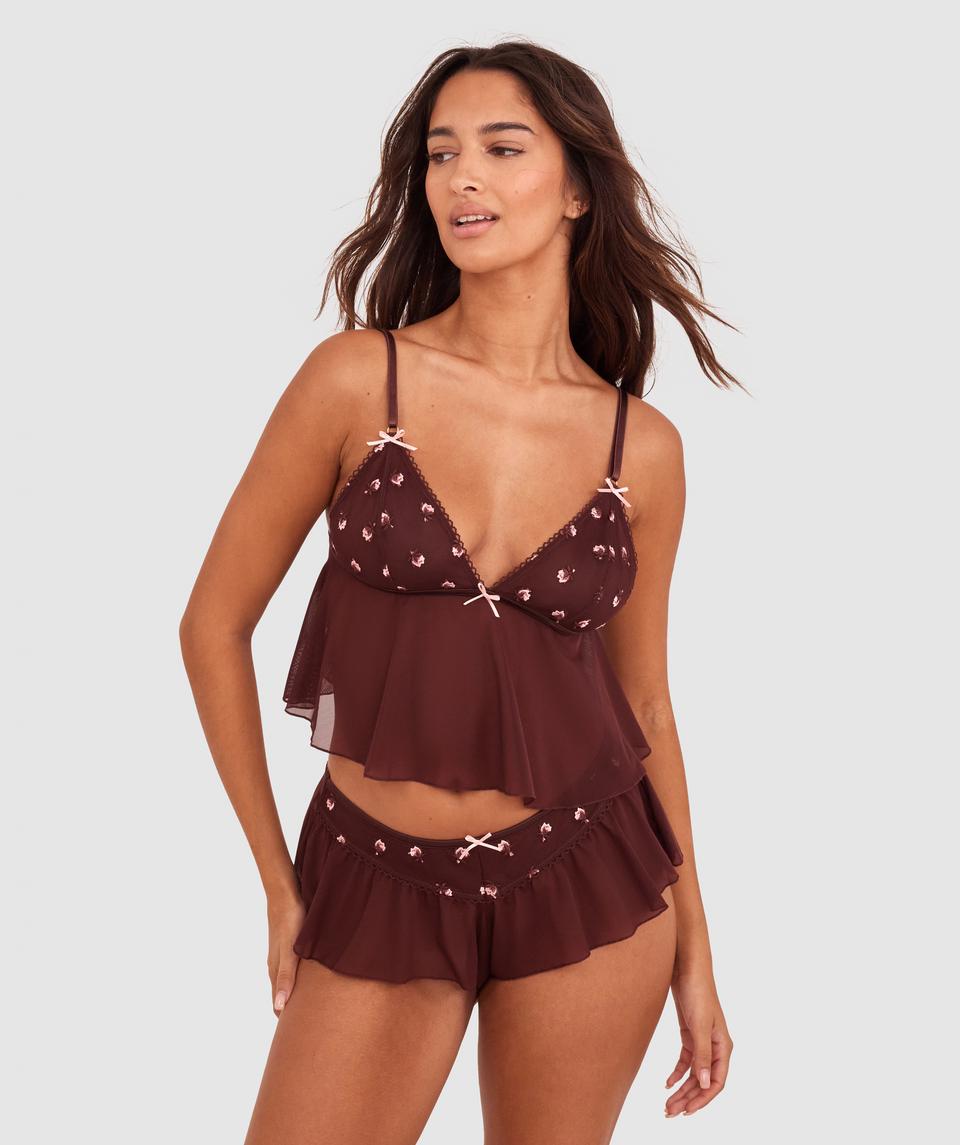 Kushi is wearing a 10C/S top and 10/S bottom, with bust 79cm/31in, waist 61cm/24in, and hip 91cm/36in. She stands at 173cm/5'8in.