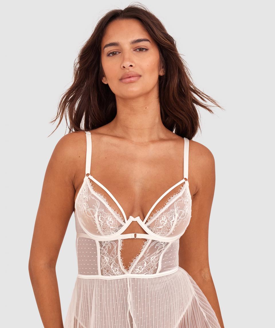 Kushi is wearing a 10C/S top and 10/S bottom, with bust 79cm/31in, waist 61cm/24in, and hip 91cm/36in. She stands at 173cm/5'8in.