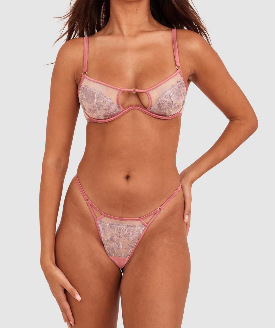 Kushi is wearing a 10C/S top and 10/S bottom, with bust 79cm/31in, waist 61cm/24in, and hip 91cm/36in. She stands at 173cm/5'8in.