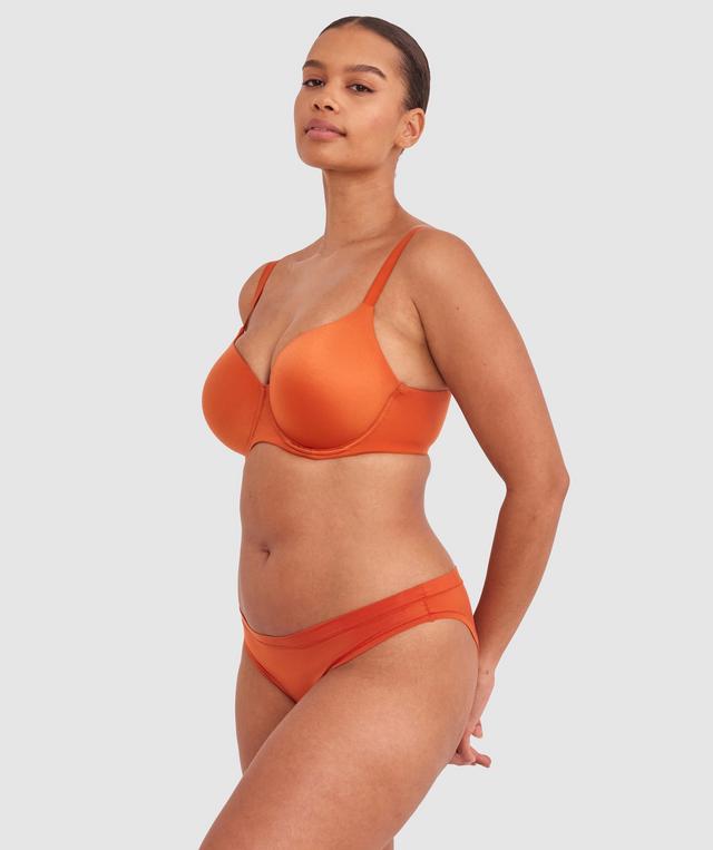 Shimma is wearing a 12 DD top and 12 bottom with bust 94cm/37in waist 70cm/27 1/2in and hip 107cm/42in. She stands at 175cm/5'9in.