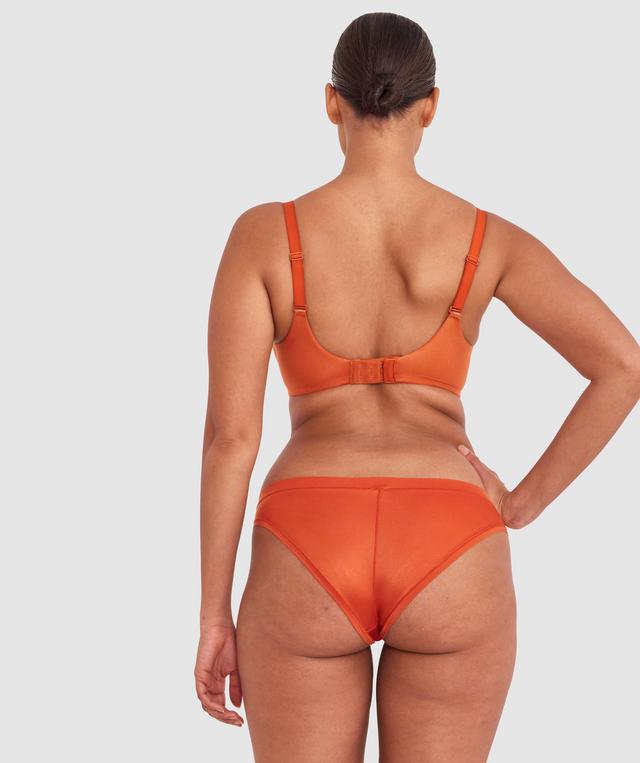 Shimma is wearing a 12 DD top and 12 bottom with bust 94cm/37in waist 70cm/27 1/2in and hip 107cm/42in. She stands at 175cm/5'9in.