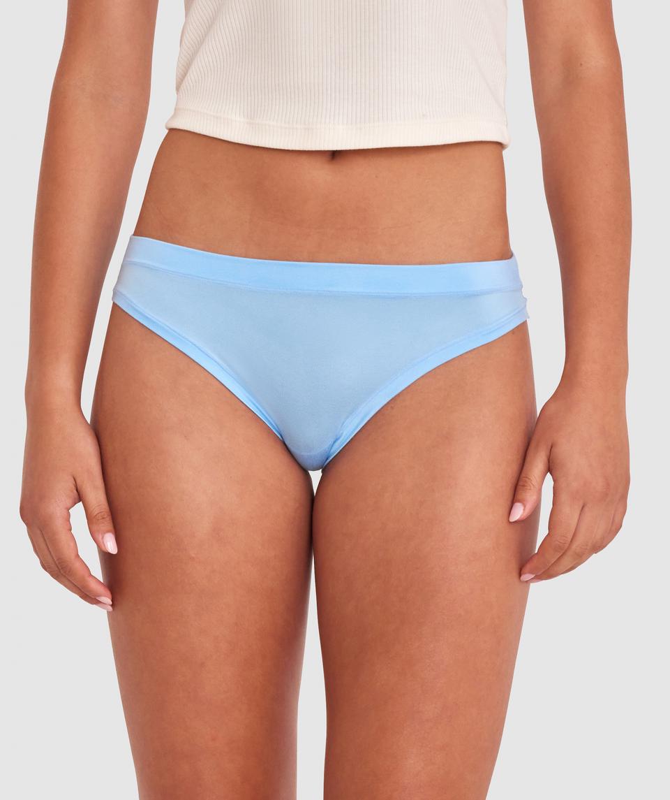 Mia is wearing a 10BC bra and size 10 underwear, with bust 82cm/32.5in, waist 69cm/27in, and hip 91cm/36in. She stands at 171cm/5'7.5in.