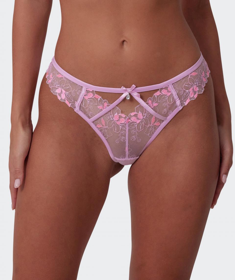 Jayde is wearing a 10DD bra and 10 underwear, with bust 86cm/34in, waist 70cm/27.5in, and hip 99cm/39in. She stands at 181cm/5'11in.