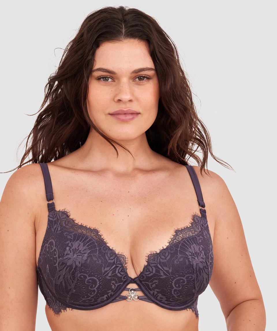 Jasmine is wearing a 12DD bra and size 12 underwear, with bust 96cm/38in, waist 77cm/30.5in, and hip 111cm/43.5in. She stands at 175cm/5'9in.