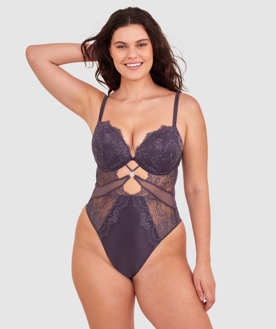 Jasmine is wearing a 12DD bra and size 12 underwear, with bust 96cm/38in, waist 77cm/30.5in, and hip 111cm/43.5in. She stands at 175cm/5'9in.
