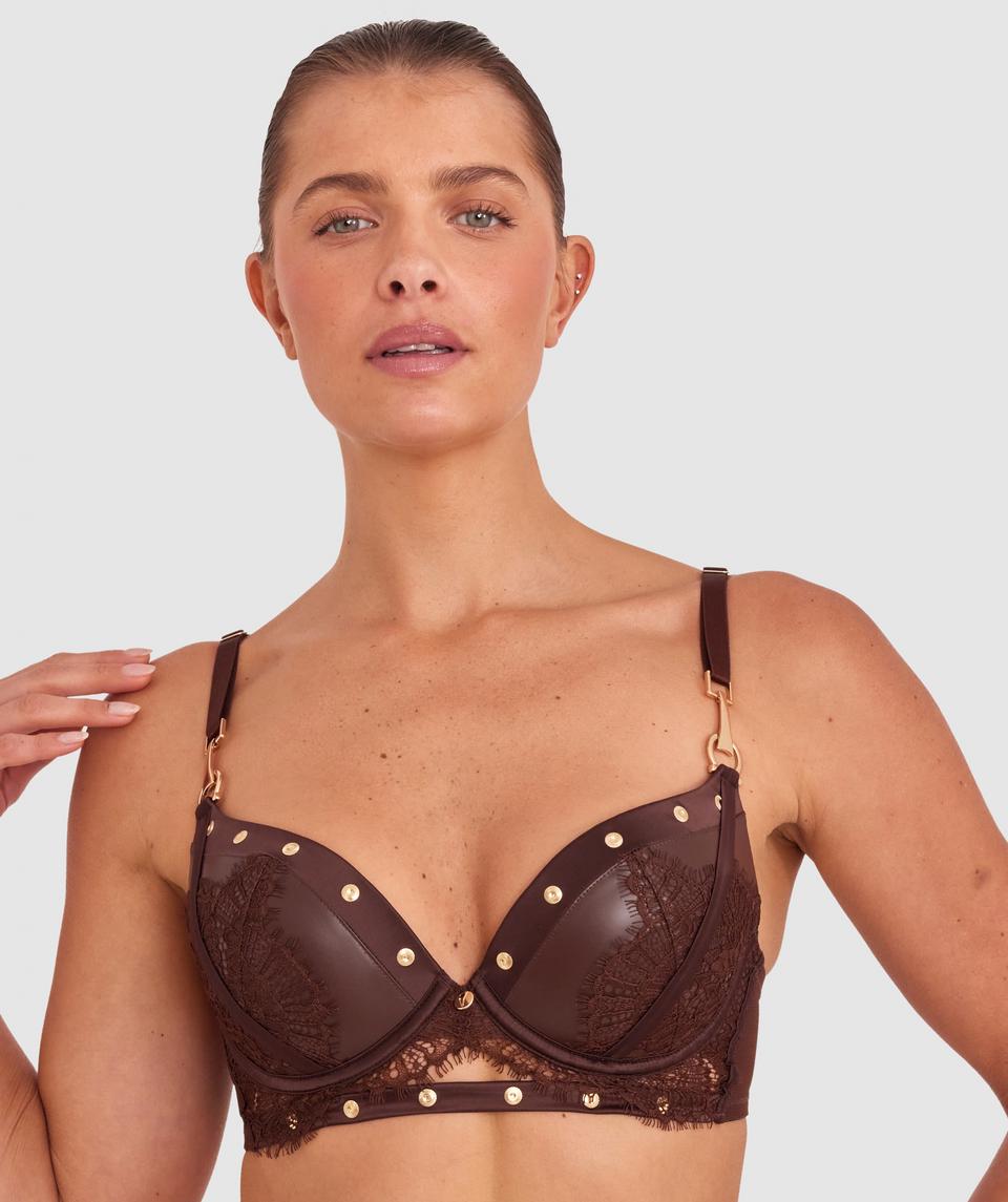 Kris wears a size 10C bra and size 10 underwear. She is 181cm tall and has measurements of 84cm bust a 66cm waist and 99cm hips.