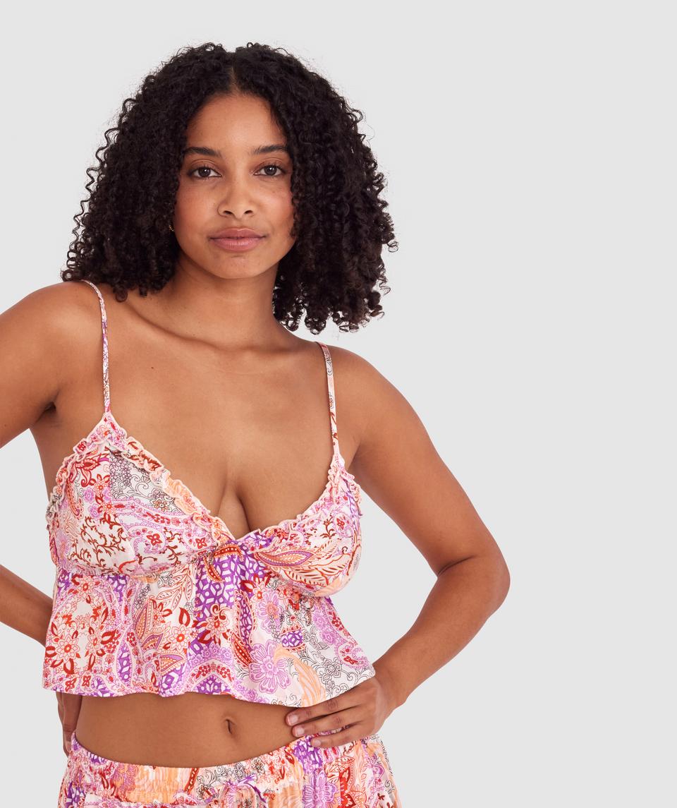 Cameron is wearing a 12DD bra and 12 underwear, with waist 72cm/28in, and hip 88cm/34.5in. She stands at 165cm/5'5in.