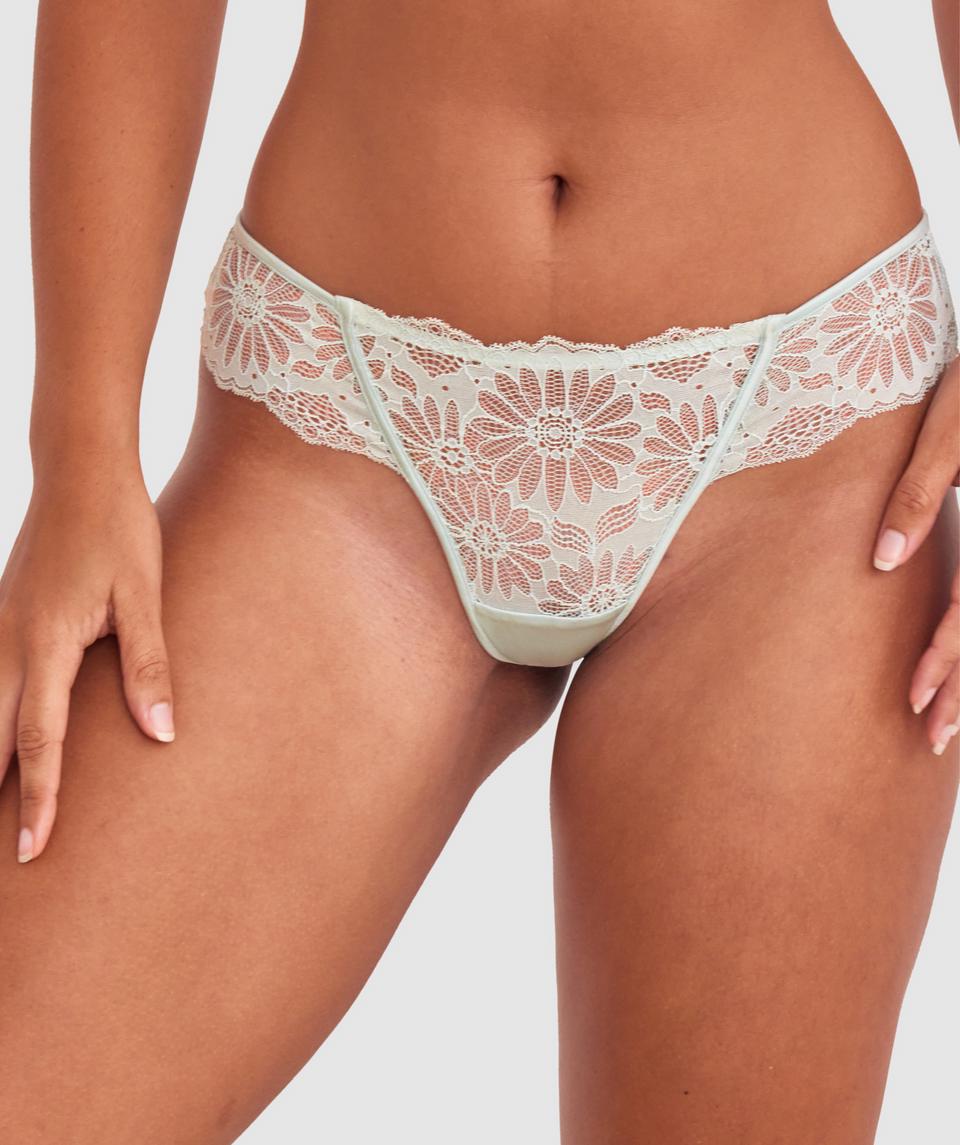 Zara is wearing a 12DD top and 12 bottom, with bust 89cm/35in, waist 71cm/28in, and hip 102cm/40in. She stands at 180cm/5'11in.