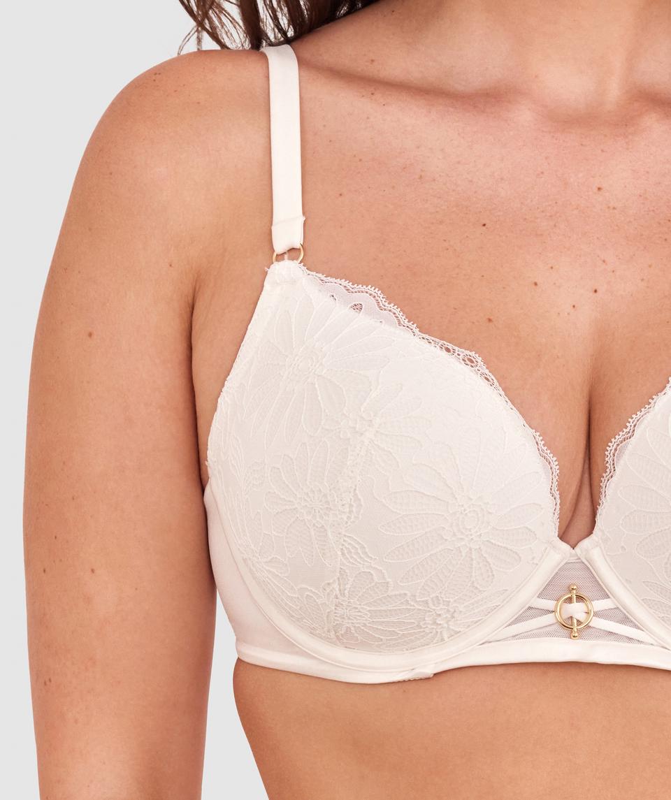 Jasmine is wearing a 12DD bra and size 12 underwear, with bust 96cm/38in, waist 77cm/30.5in, and hip 111cm/43.5in. She stands at 175cm/5'9in.