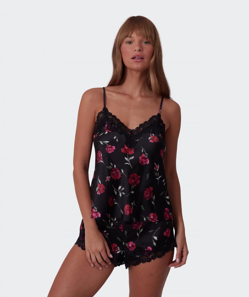 Jayde is wearing a 10DD bra and 10 underwear, with bust 86cm/34in, waist 70cm/27.5in, and hip 99cm/39in. She stands at 181cm/5'11in.