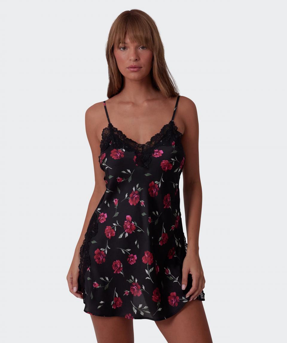 Jayde is wearing a 10DD bra and 10 underwear, with bust 86cm/34in, waist 70cm/27.5in, and hip 99cm/39in. She stands at 181cm/5'11in.