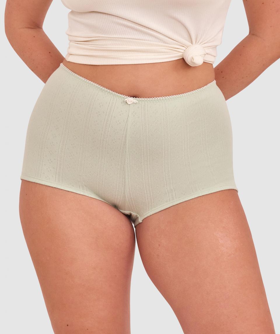 Jasmine is wearing a 12DD bra and size 12 underwear, with bust 96cm/38in, waist 77cm/30.5in, and hip 111cm/43.5in. She stands at 175cm/5'9in.