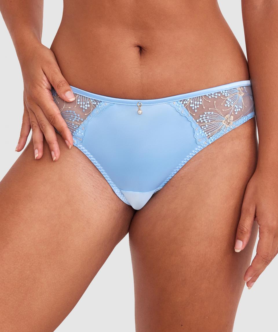 Zara is wearing a 12DD top and 12 bottom, with bust 89cm/35in, waist 71cm/28in, and hip 102cm/40in. She stands at 180cm/5'11in.